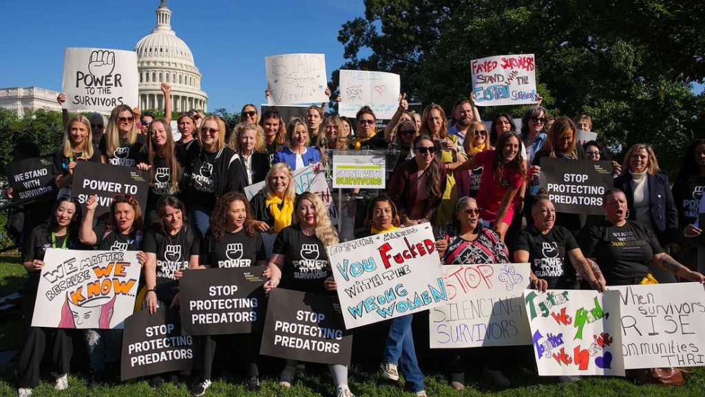 “El encubrimiento continúa”: víctimas de Epstein reaccionan a los nuevos archivos