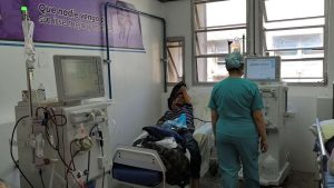 Entregan dos máquinas de diálisis al Hospital Universitario de Mérida