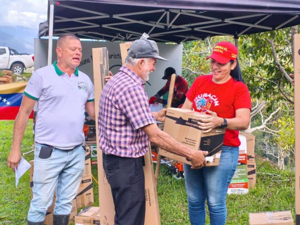 Entregaron equipos a productores de Sucre