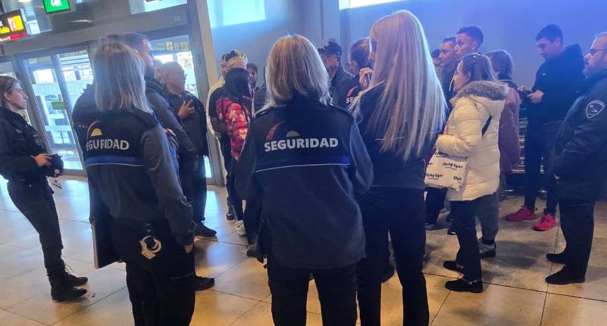 Seguridad del aeropuerto de Madrid intenta sacar a venezolanos varados por crisis de vuelos