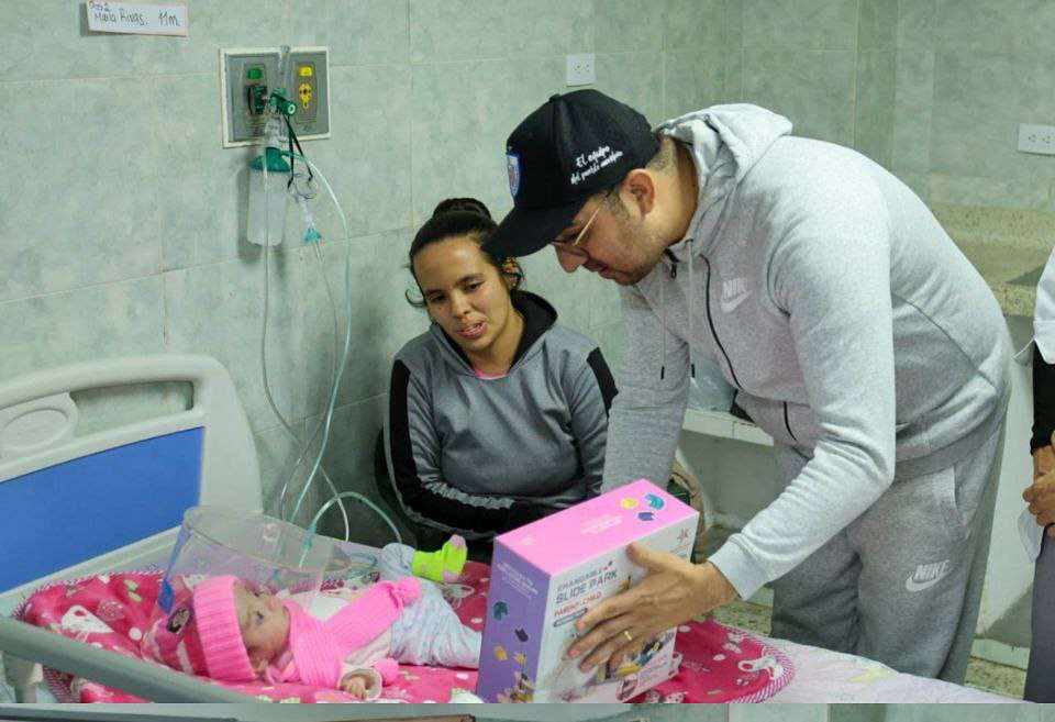 Gobernador de Mérida comparte Nochebuena con niños hospitalizados