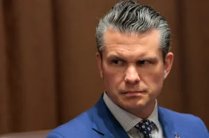 Hegseth apoya al oficial que ordenó matar sobrevivientes en el Caribe