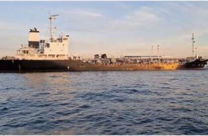 Irán detiene petrolero con 4 millones de litros de combustible de contrabando