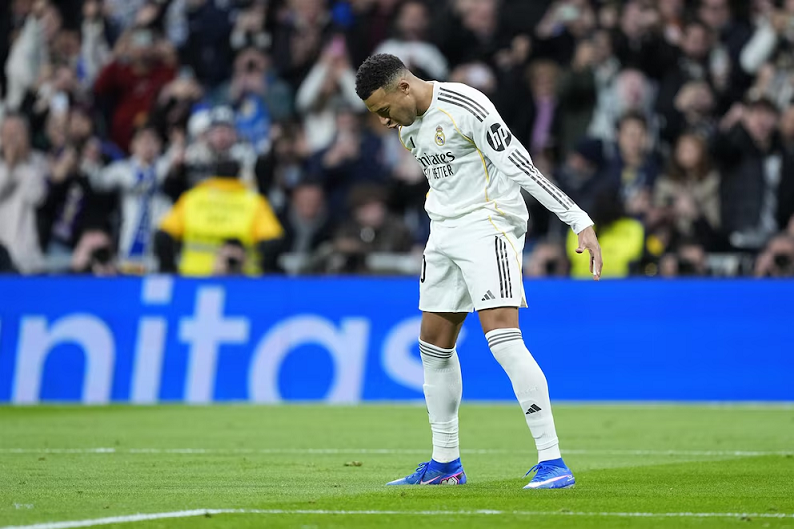 'Igualar a mi ídolo en el Real Madrid es un honor'