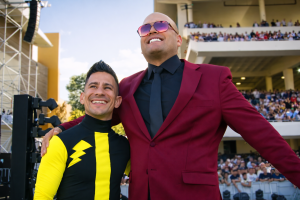 La política se toma unas vacaciones gracias a los jinetes estrella de visita en La Rinconada