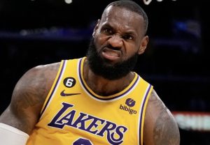 La desconcertante imagen de LeBron James en medio de la derrota de los Lakers que provocó el fastidio de su entrenador