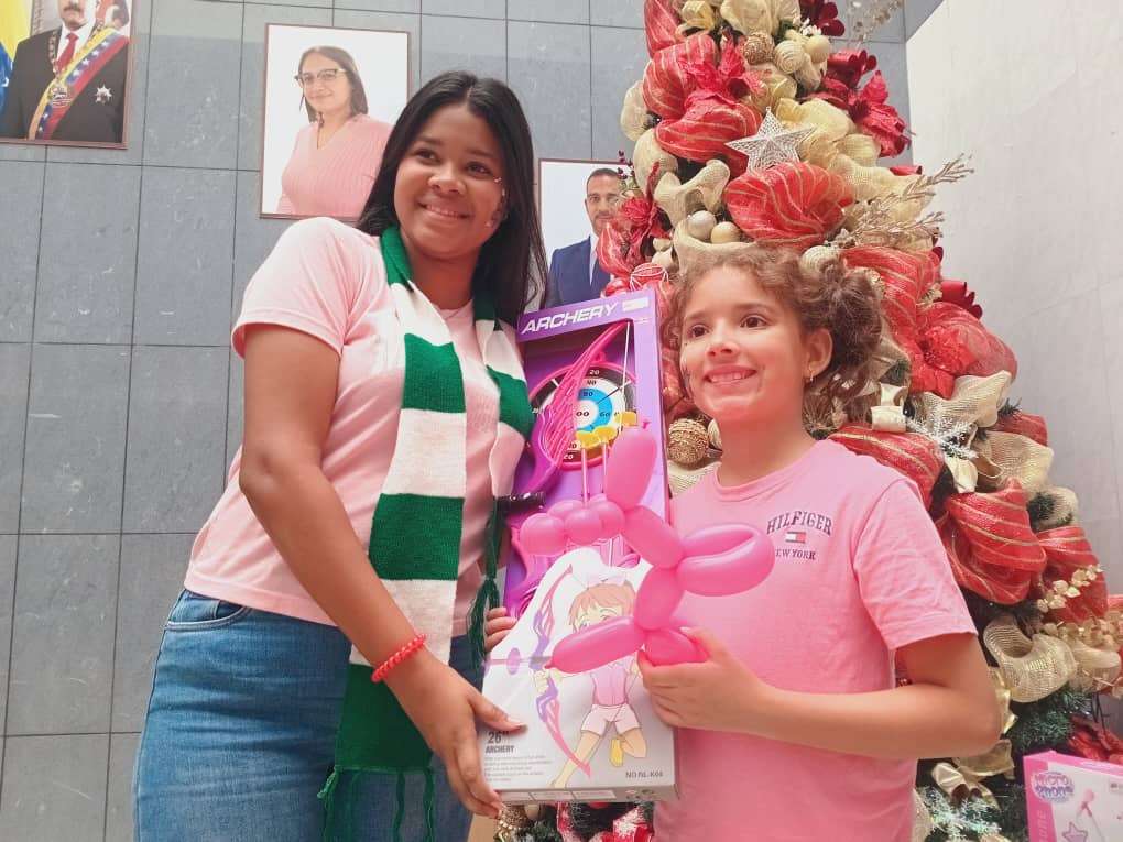 Llevan sonrisas y juguetes a niños hospitalizados en La Guaira