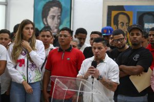 Migrantes denuncian torturas en el Cecot