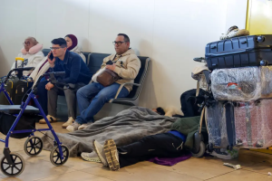 Miles de criollos están varados en aeropuertos por asedio gringo