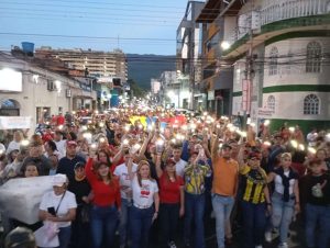 Multitudinarias marchas en defensa del país