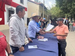 Productores campesinos de Guarenas reciben instrumentos agrarios