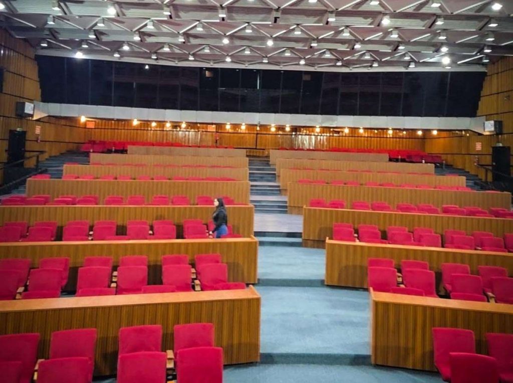 Recuperan la emblemática sala plenaria de Parque Central