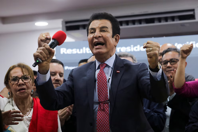 Salvador Nasralla celebró la tendencia a su favor tras la última actualización de resultados en Honduras