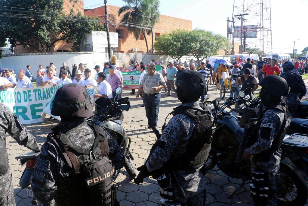 Sindicatos y policías chocan en Bolivia por fin de subsidio al combustible