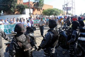 Sindicatos y policías chocan en Bolivia por fin de subsidio al combustible