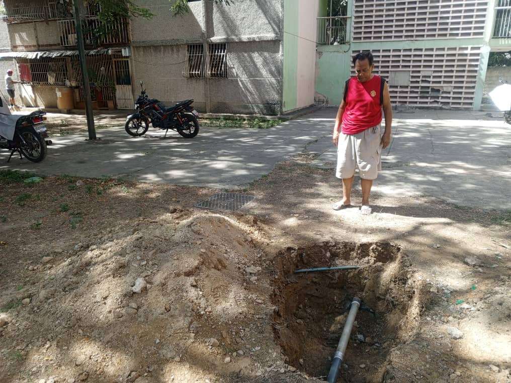 Sustituyen red de tuberías en 27 de Febrero de Guarenas