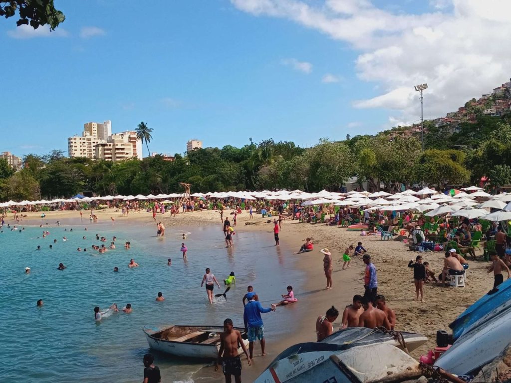 Temporadistas activan turismo y economía en playas de La Guaira