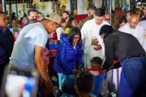 Vicepresidenta Delcy entregó juguetes a niños y niñas de la parroquia La Pastora