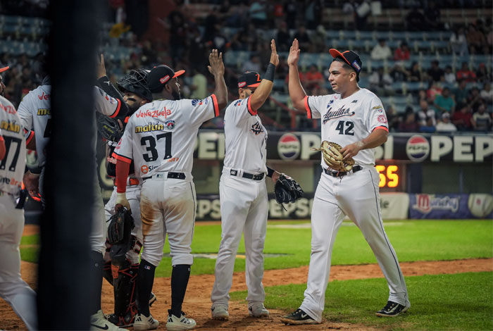 Los Leones del Caracas caen ante las Águilas y están virtualmente eliminados