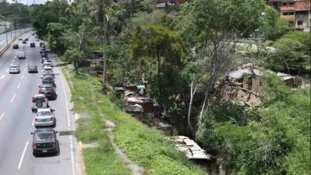 Rescataron a una mujer en la carretera Petare-Guarenas: Una llamada encendió la alarma
