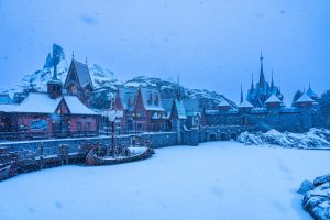 La primera nevada del año ha convertido Disneyland Paris en un verdadero paraje de fantasía