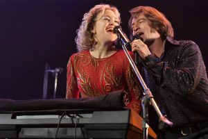 Song Sung Blue (2025) crítica - Hugh Jackman y Kate Hudson brillan en una película con capacidad para gustar a todos pero sin entusiasmar a nadie