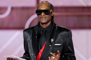 Snoop Dogg ha sido censurado en los Globos de Oro, pero por suerte sabemos qué es lo que dijo en el escenario. Eso sí, a nadie le sorprenderá