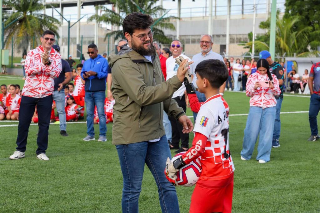 654 futbolistas estrenan cancha de la Escuela Mejía en Maturín