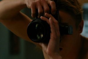 Hoy en Prime Video, Sydney Sweeney al frente de un entretenido folletín de intriga, crimen y voyeurismo