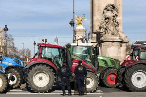 Agricultores llegan a París con más de 300 tractores contra acuerdo entre UE y Mercosur