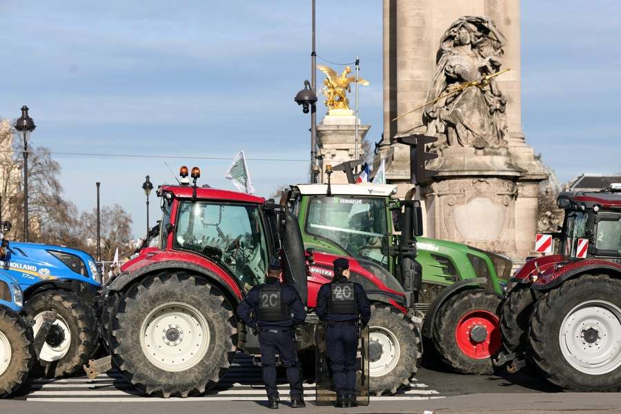 Agricultores llegan a París con más de 300 tractores contra acuerdo entre UE y Mercosur