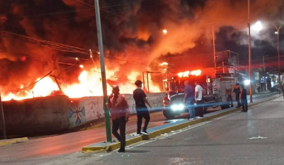 Empresa recuperadora de plástico sufrió un incendio en el estado Aragua