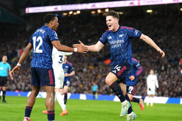 Arsenal aplasta 4-0 a Leeds para abrir una ventaja de siete puntos