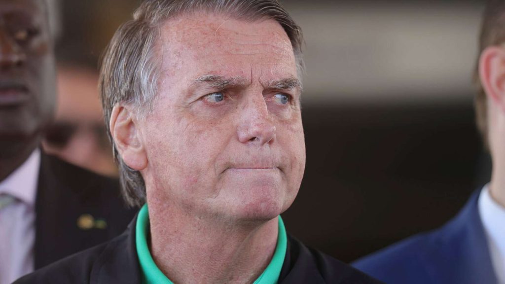 Bolsonaro recibe alta médica y regresa a prisión