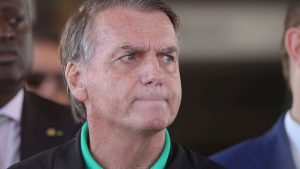 Bolsonaro recibe alta médica y regresa a prisión