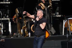 Bruce Springsteen dedica "Streets of Minneapolis" a víctimas en EEUU