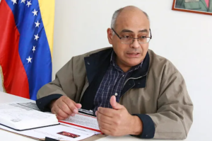 Carlos Alvarado es designado nuevo presidente del IVSS