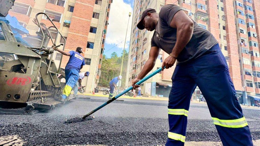 Colocan 1.000 toneladas de asfalto en Ciudad Tiuna