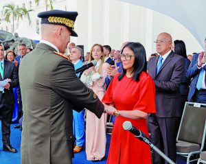 Delcy Rodríguez, comandante en jefe