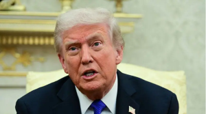 Trump firma un decreto que busca imponer aranceles a países que suministran petróleo a Cuba