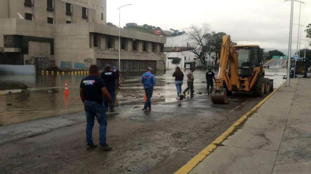 En Antímano atienden rotura de tubería