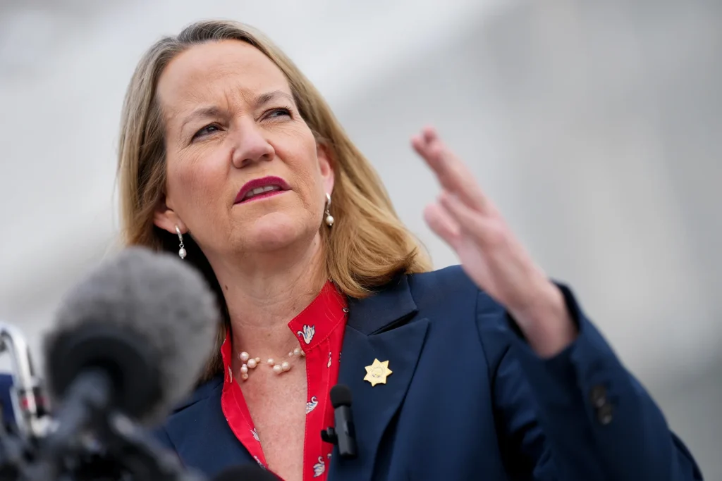 Fiscal de Arizona dice que ciudadanos pueden usar armas contra agentes del ICE