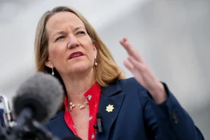 Fiscal de Arizona dice que ciudadanos pueden usar armas contra agentes del ICE