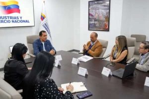 Gobierno y sector farmacéutico suman esfuerzos para impulsar el sector