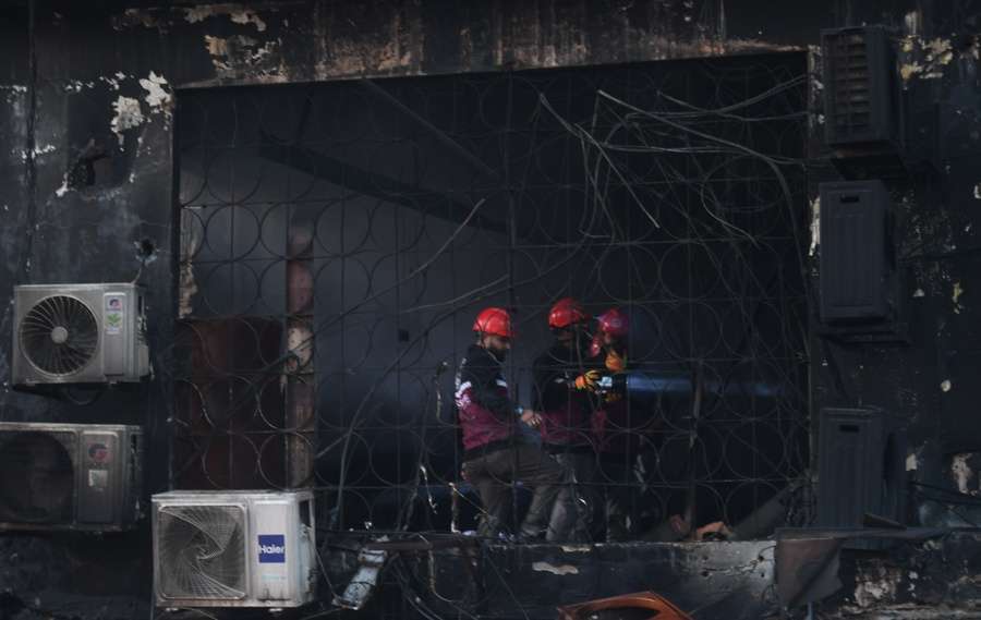 Incendio en un centro comercial deja 21 muertos en Pakistán