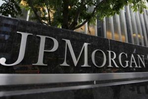 Trump demanda a JPMorgan por 5.000 millones de dólares por excluirlo del banco