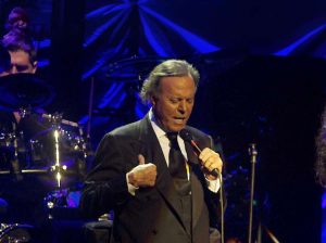 Julio Iglesias acusado de agresión sexual por exempleadas 