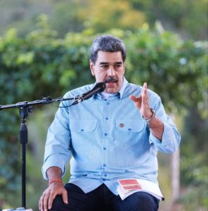 Maduro refuerza equipo jurídico para su defensa