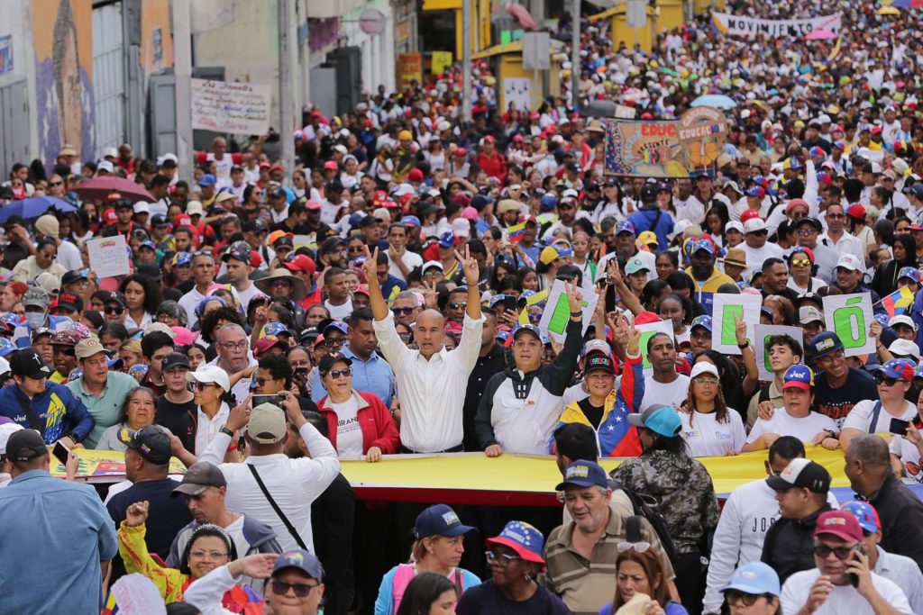 Maestros exigen liberación del Presidente y su esposa