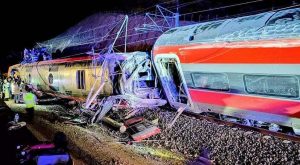 Más de 23 heridos y 10 fallecidos tras descarrilarse un tren en España